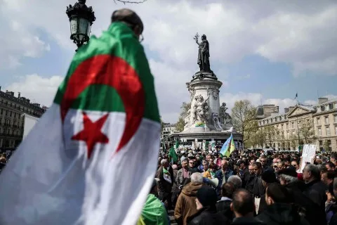نواب فرنسيون يحيون في الجزائر ذكرى مجازر الثامن من أيار/مايو 1945 نواب فرنسيون يحيون في الجزائر ذكرى مجازر الثامن من أيار/مايو 1945