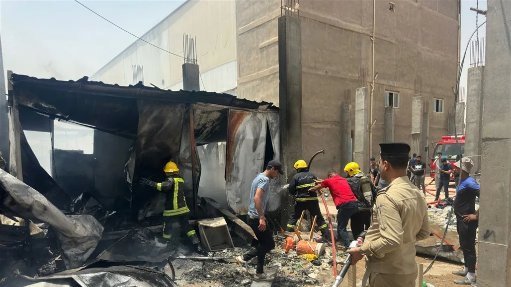 نيران تشتعل في مطعم داخل المدينة المائية في النجف (صور) نيران تشتعل في مطعم داخل المدينة المائية في النجف (صور)
