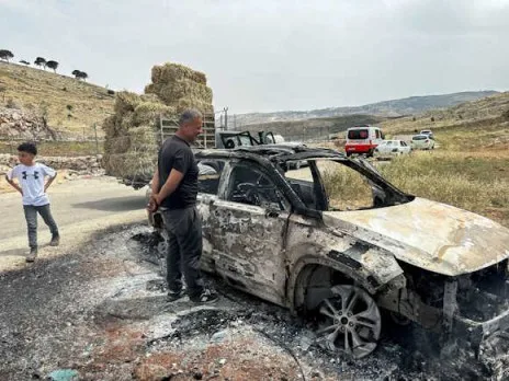هآرتس: في الوقت الذي تركز فيه الأضواء على غزة، يتم طرد الفلسطينيين من قبل المستوطنين في الضفة الغربية.