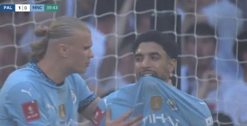 هالاند يتفاعل مع مرموش بعد ضياع ركلة جزاء في نهائي كأس الاتحاد الإنجليزي هالاند يتفاعل مع مرموش بعد ضياع ركلة جزاء في نهائي كأس الاتحاد الإنجليزي