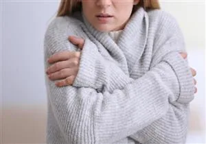 هل تشعر بقشعريرة مفاجئة في جسمك؟.. اعرف الأسباب هل تشعر بقشعريرة مفاجئة في جسمك؟.. اعرف الأسباب