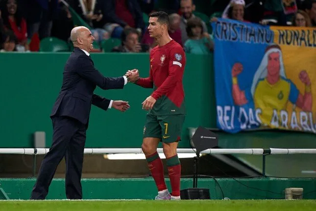 هل سيشارك كريستيانو رونالدو في تشكيلة البرتغال لمباراة نصف نهائي دوري الأمم الأوروبية ضد ألمانيا؟.. تصريحات «مارتينيز» تكشف الأمر. هل سيشارك كريستيانو رونالدو في تشكيلة البرتغال لمباراة نصف نهائي دوري الأمم الأوروبية ضد ألمانيا؟.. تصريحات «مارتينيز» تكشف الأمر.