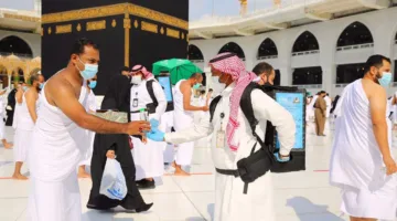 هل يجوز التحدث مع الغير أثناء الطواف؟.. الأزهر للفتوى يجيب