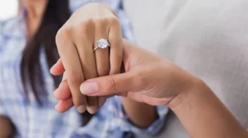 هل يجوز للشاب تقبيل خطيبته أو لمسها؟.. الإفتاء توضح