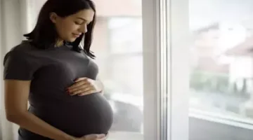 هل ينتقل مرض الذئبة الحمراء من الأم الحامل للجنين؟.. طبيب يوضح