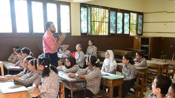 «هيبة المعلم بين الأمس واليوم… من حامل الرسالة إلى مكافح من أجل الكرامة» «هيبة المعلم بين الأمس واليوم… من حامل الرسالة إلى مكافح من أجل الكرامة»
