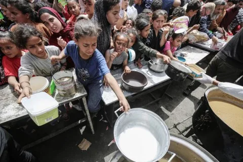 واشنطن تكشف عن تولي “مؤسّسة” جديدة مهمة توزيع المساعدات الإنسانية في غزة.. بروس: على بعد خطوات قليلة من الحل واشنطن تكشف عن تولي “مؤسّسة” جديدة مهمة توزيع المساعدات الإنسانية في غزة.. بروس: على بعد خطوات قليلة من الحل