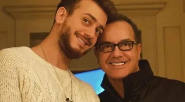 والد سعد لمجرد يذرف الدموع على المسرح قبل بدء محاكمته من جديد في فرنسا