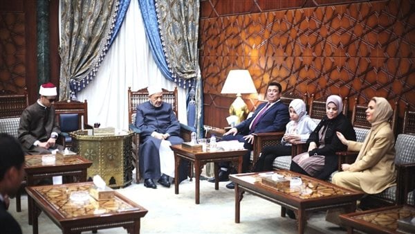 والدة الطالب محمد حسن عن لقاء شيخ الأزهر: حس إنه أبوه من حنيّته.. و3 ولادي عندهم إعاقة بصرية والدة الطالب محمد حسن عن لقاء شيخ الأزهر: حس إنه أبوه من حنيّته.. و3 ولادي عندهم إعاقة بصرية