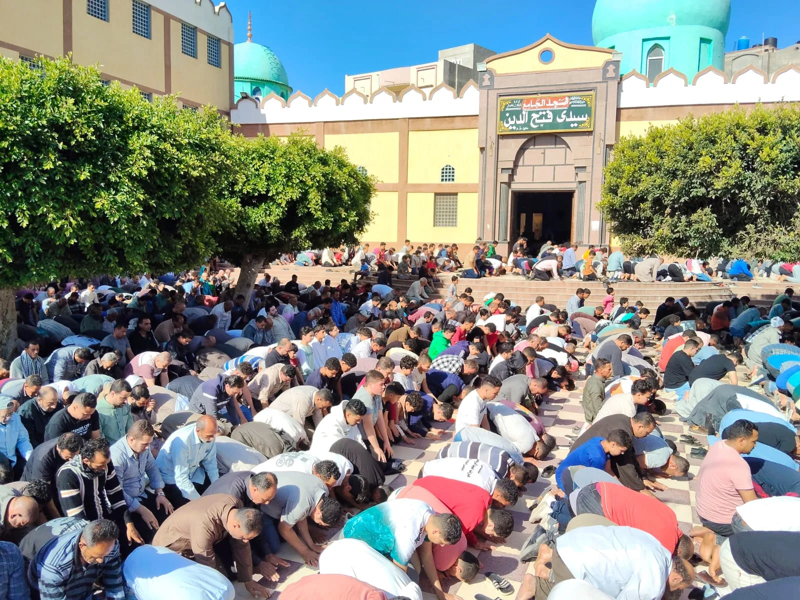 وداع مهيب .. أهالي كفر الشيخ يشيعون جنازة أدهم ضحية زملائه| شاهد وداع مهيب .. أهالي كفر الشيخ يشيعون جنازة أدهم ضحية زملائه| شاهد