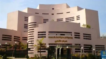 وردة حمراء وبندقية على طاولة المركز الثقافى.. الليلة