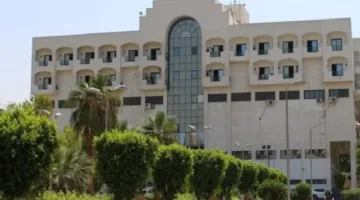 ورم سرطاني وشلل في الأوتار الصوتية.. فريق طبي ينقذ حياة سيدة في السبعين من عمرها عبر إجراء عملية فتح رغامي طارئة في مستشفى قنا.