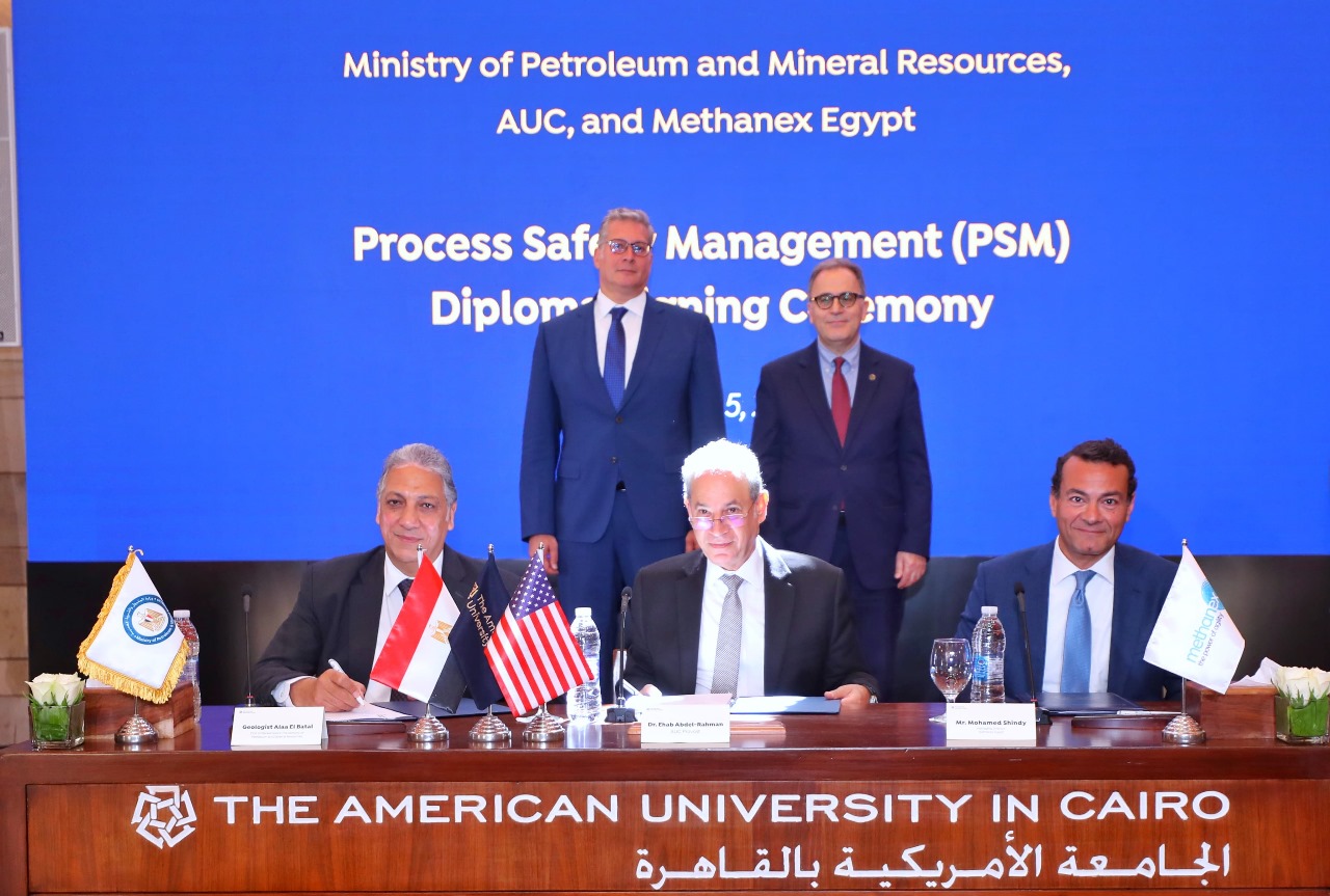 وزارة البترول وميثانكس مصر ومركز الخدمات الهندسية بالجامعة الأمريكية يوقعون بروتوكولاً ثلاثياً لتطوير أول دبلومة مهنية لإدارة سلامة العمليات وزارة البترول وميثانكس مصر ومركز الخدمات الهندسية بالجامعة الأمريكية يوقعون بروتوكولاً ثلاثياً لتطوير أول دبلومة مهنية لإدارة سلامة العمليات