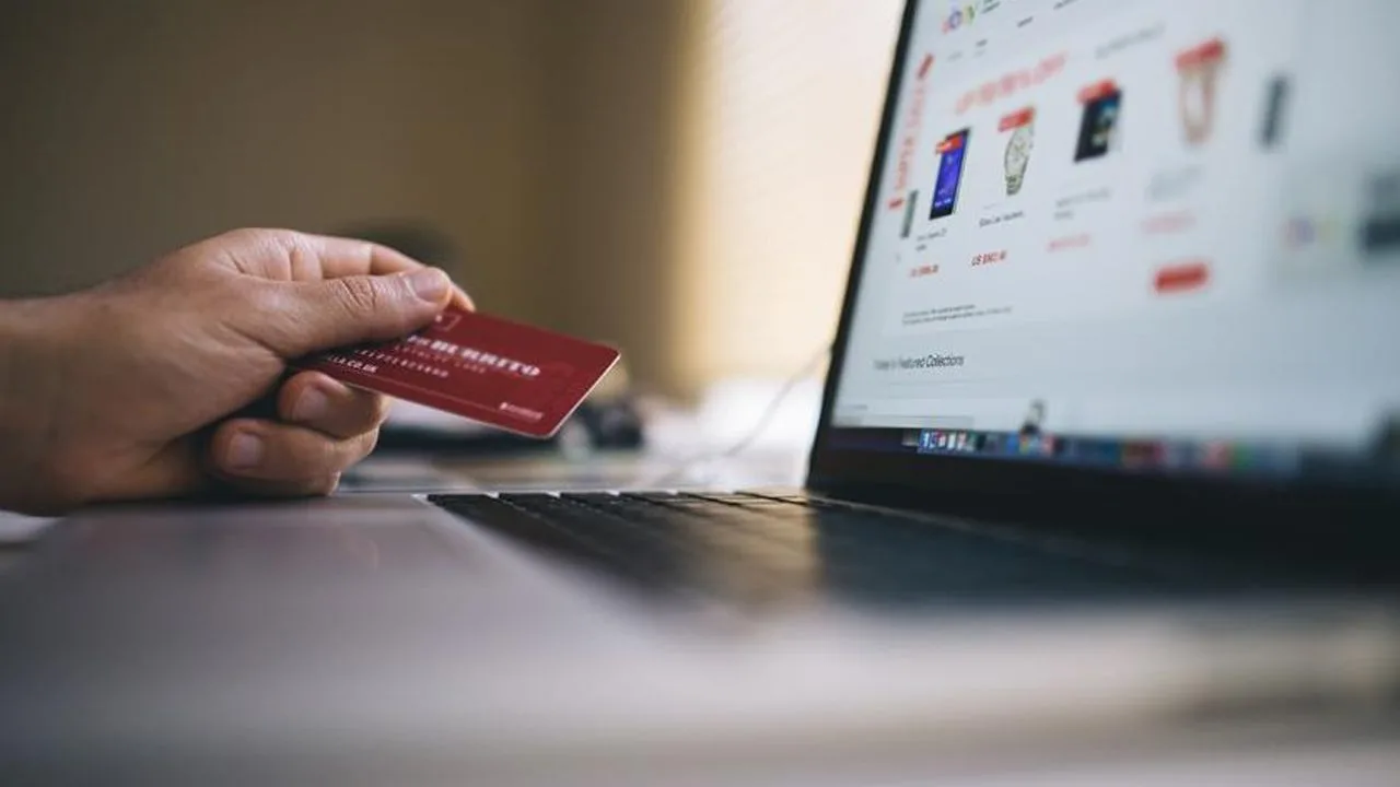 وزارة التجارة تحدث نقلة نوعية في التسوق عبر الإنترنت: إلغاء رسوم الشحن على الإرجاعات وحق التراجع يشمل الهواتف الذكية! وزارة التجارة تحدث نقلة نوعية في التسوق عبر الإنترنت: إلغاء رسوم الشحن على الإرجاعات وحق التراجع يشمل الهواتف الذكية!