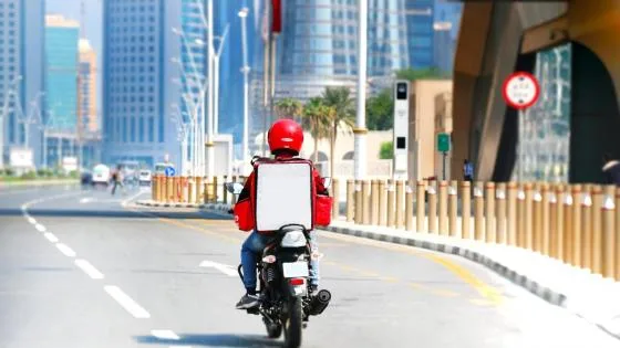 وزارة العمل تحظر خدمة توصيل الدراجات خلال فترات الظهيرة اعتباراً من 1 يونيو
