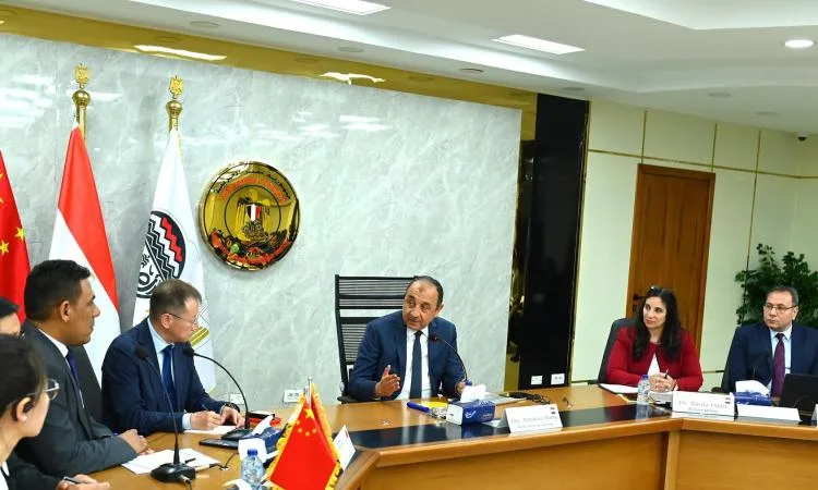 وزير الأعمال: نفتح أبوابنا للاستثمارات الصينية في مجال الغزل والنسيج. وزير الأعمال: نفتح أبوابنا للاستثمارات الصينية في مجال الغزل والنسيج.