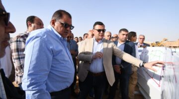 وزير الإسكان بتفقد مشروعات المرافق بمنطقتي جنيفة والرابية بالشروق