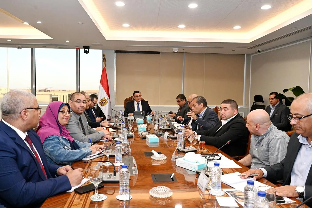وزير الإسكان يتابع مع مسئولي “سيتي إيدج” موقف مبيعات عددٍ من المشروعات وزير الإسكان يتابع مع مسئولي “سيتي إيدج” موقف مبيعات عددٍ من المشروعات