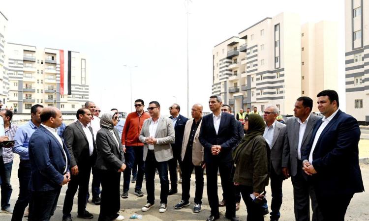 وزير الإسكان يتفقد مشروع "الإسكان الحر" بمدينة السويس الجديدة وزير الإسكان يتفقد مشروع "الإسكان الحر" بمدينة السويس الجديدة
