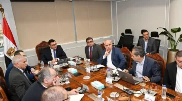 وزير الإسكان يعقد اجتماعا مع مسئولي شركة “سيتي إيدج” لمتابعة موقف مبيعات عددٍ من المشروعات