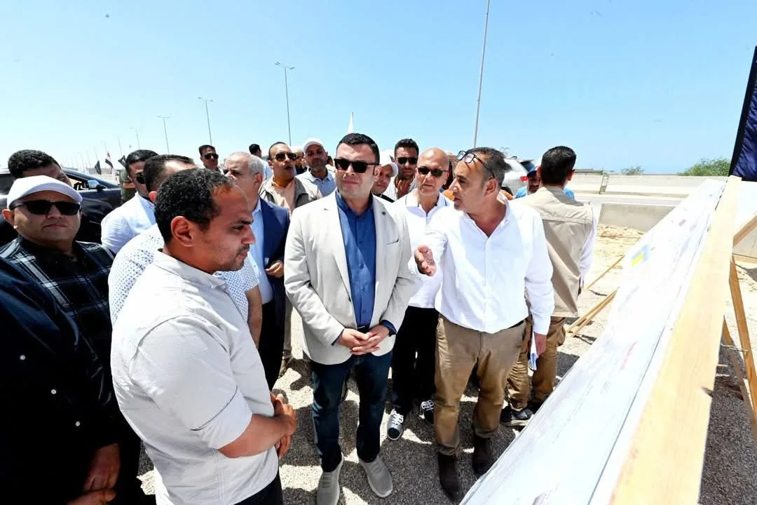 وزير الإسكان يقوم بزيارة ميدانية لمشروع بحيرات وطرق وبوابات “مارينا الساحل الشمالي”