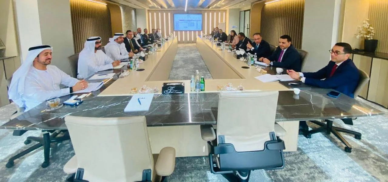 وزير الاستثمار يناقش سبل التعاون مع رئيس مجموعة أبوظبي للطيران