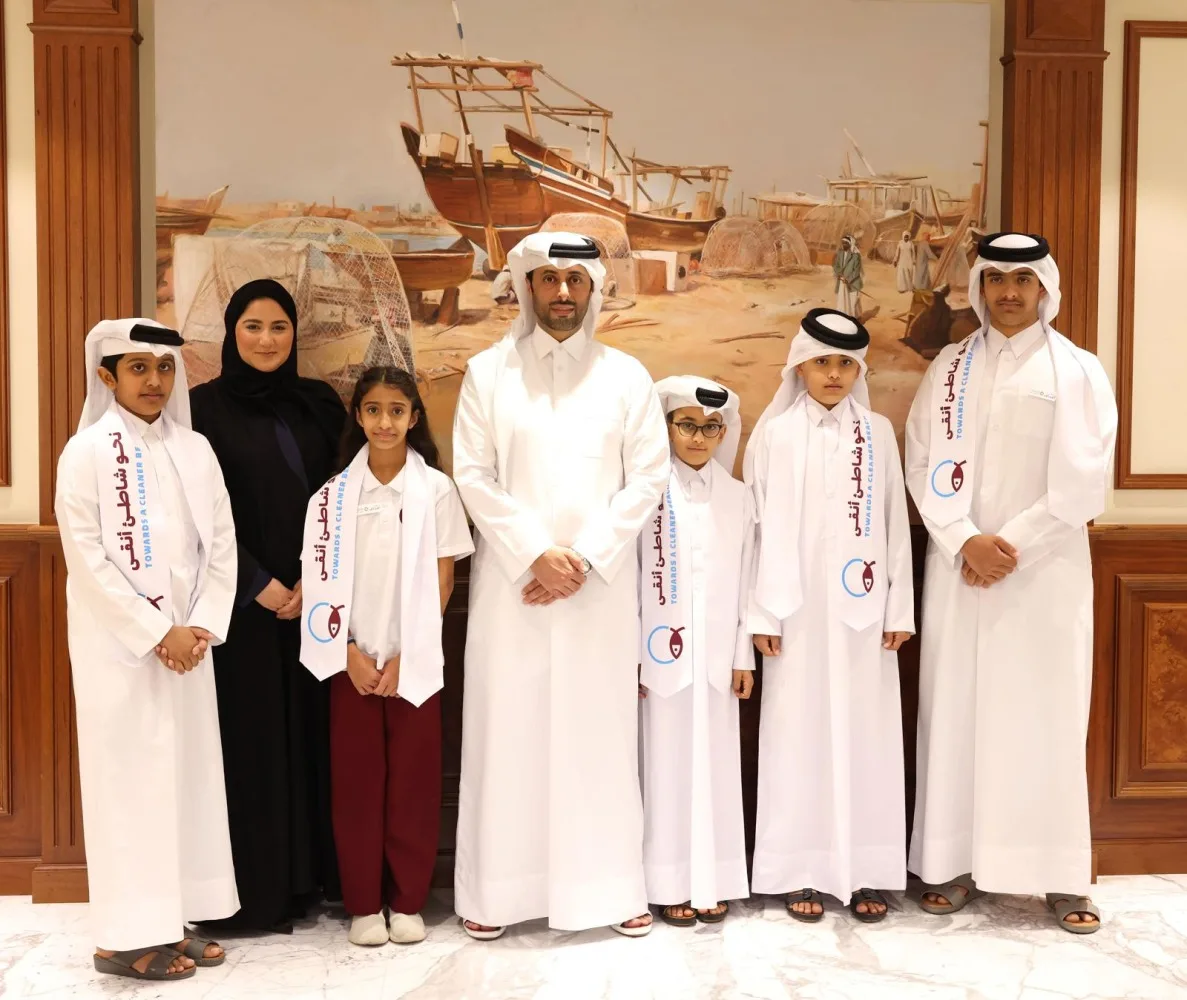 وزير البلدية يلتقي بفريق “سفراء الاستدامة” لدعم المبادرات الطلابية وتعزيز الوعي البيئي