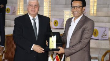 وزير التعليم العالي يكرم سامح حسين ويشيد ببرنامج قطايف.. صور
