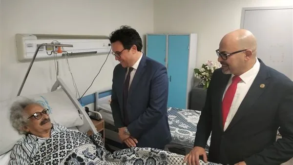 وزير الثقافة يلتقي بصنع الله إبراهيم بعد إجرائه عملية لاستبدال المفصل وزير الثقافة يلتقي بصنع الله إبراهيم بعد إجرائه عملية لاستبدال المفصل