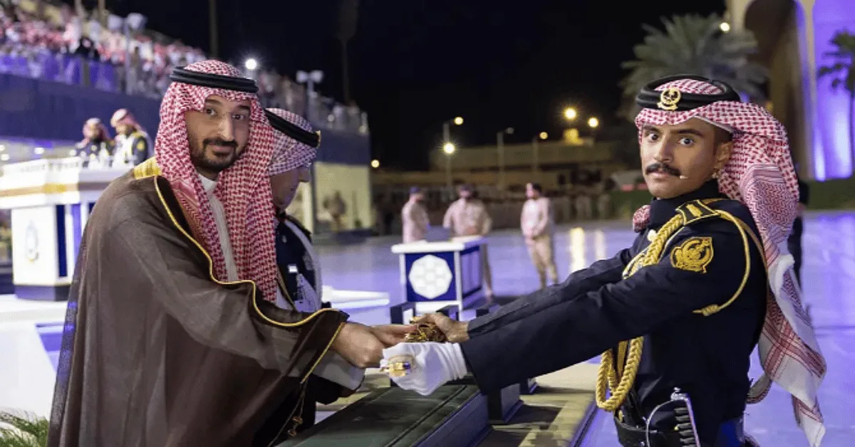 وزير الحرس الوطني يشرف على حفل تخرج الدورة الـ 36 لتأهيل الضباط الجامعيين والدفعة الـ 41 من كلية الملك خالد العسكرية.