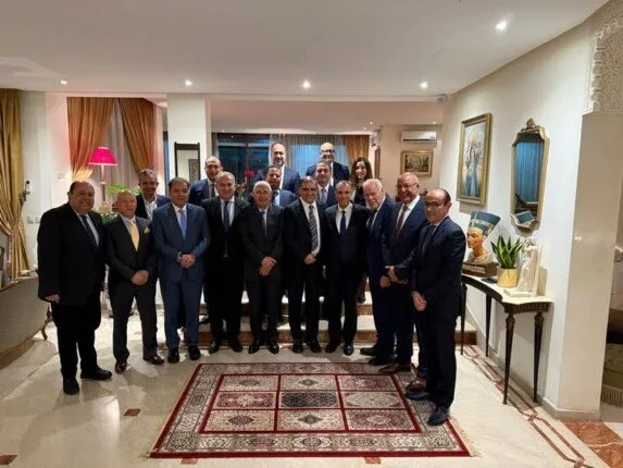 وزير الخارجية يجتمع بمجموعة من كبار رجال الأعمال ومديري البنوك المغربية