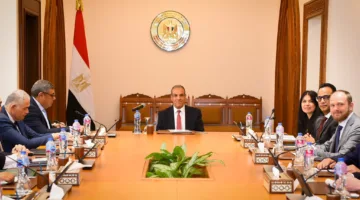 وزير الخارجية يلتقي وفد مجموعة “إيه بي موللر – ميرسك” لتعزيز الاستثمار
