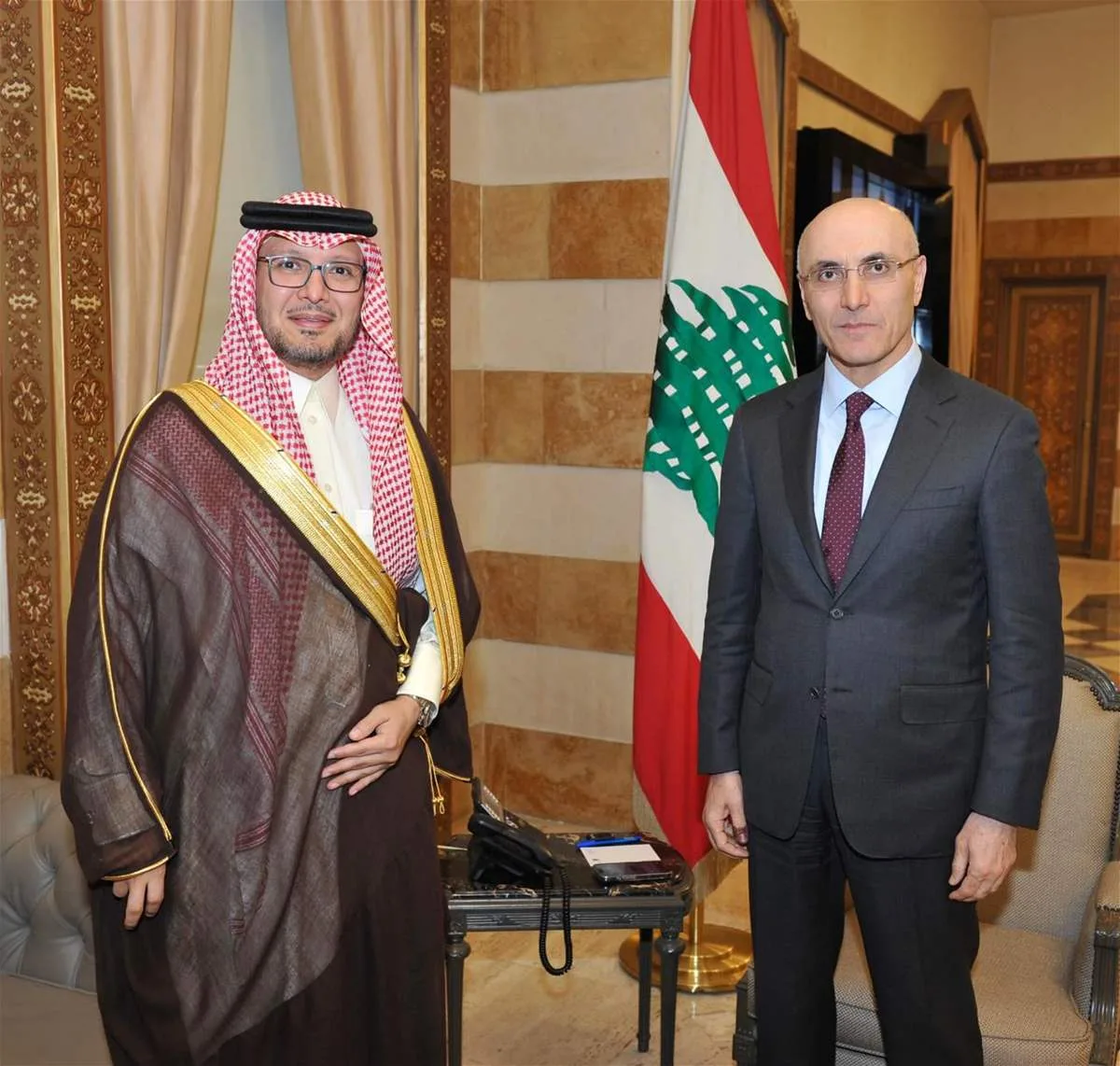 وزير الداخلية والبلديات أحمد الحجار يستقبل السفير السعودي وليد بخاري (صورة) وزير الداخلية والبلديات أحمد الحجار يستقبل السفير السعودي وليد بخاري (صورة)