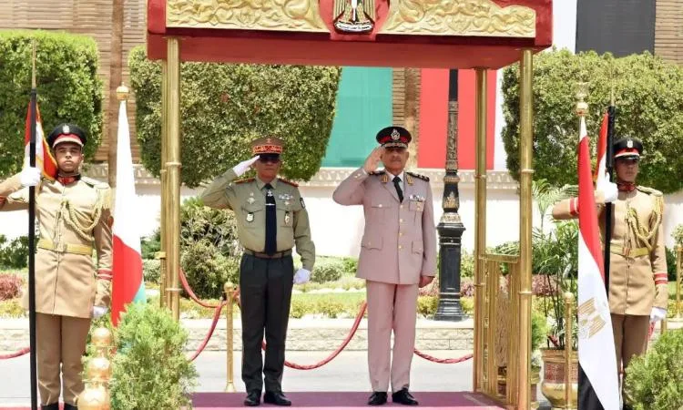 وزير الدفاع ونظيره من مدغشقر يستعرضان سبل التعاون العسكري بين البلدين وزير الدفاع ونظيره من مدغشقر يستعرضان سبل التعاون العسكري بين البلدين