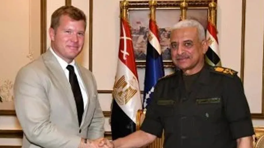 وزير الدفاع يجتمع بعضو لجنة الخدمات العسكرية في مجلس الشيوخ الأمريكي وزير الدفاع يجتمع بعضو لجنة الخدمات العسكرية في مجلس الشيوخ الأمريكي