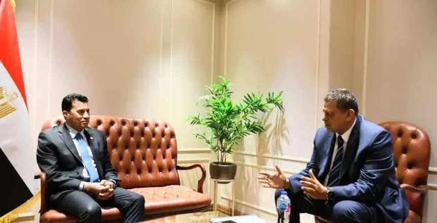وزير الرياضة يناقش التحضيرات الأخيرة لاستضافة مصر لبطولة العالم مع رئيس اتحاد كرة اليد وزير الرياضة يناقش التحضيرات الأخيرة لاستضافة مصر لبطولة العالم مع رئيس اتحاد كرة اليد