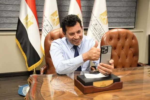 وزير الرياضة يُهنئ الفريق الشبابي تحت 20 سنة بعد انتصاره على غانا وتأهله إلى المونديال. وزير الرياضة يُهنئ الفريق الشبابي تحت 20 سنة بعد انتصاره على غانا وتأهله إلى المونديال.