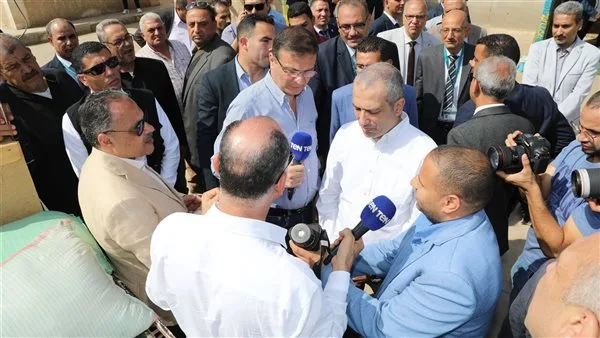 وزير الزراعة ومحافظ الشرقية ورئيس البنك الزراعي يراقبون إجراءات تسليم القمح في صوامع البنك بمحافظة الشرقية وزير الزراعة ومحافظ الشرقية ورئيس البنك الزراعي يراقبون إجراءات تسليم القمح في صوامع البنك بمحافظة الشرقية