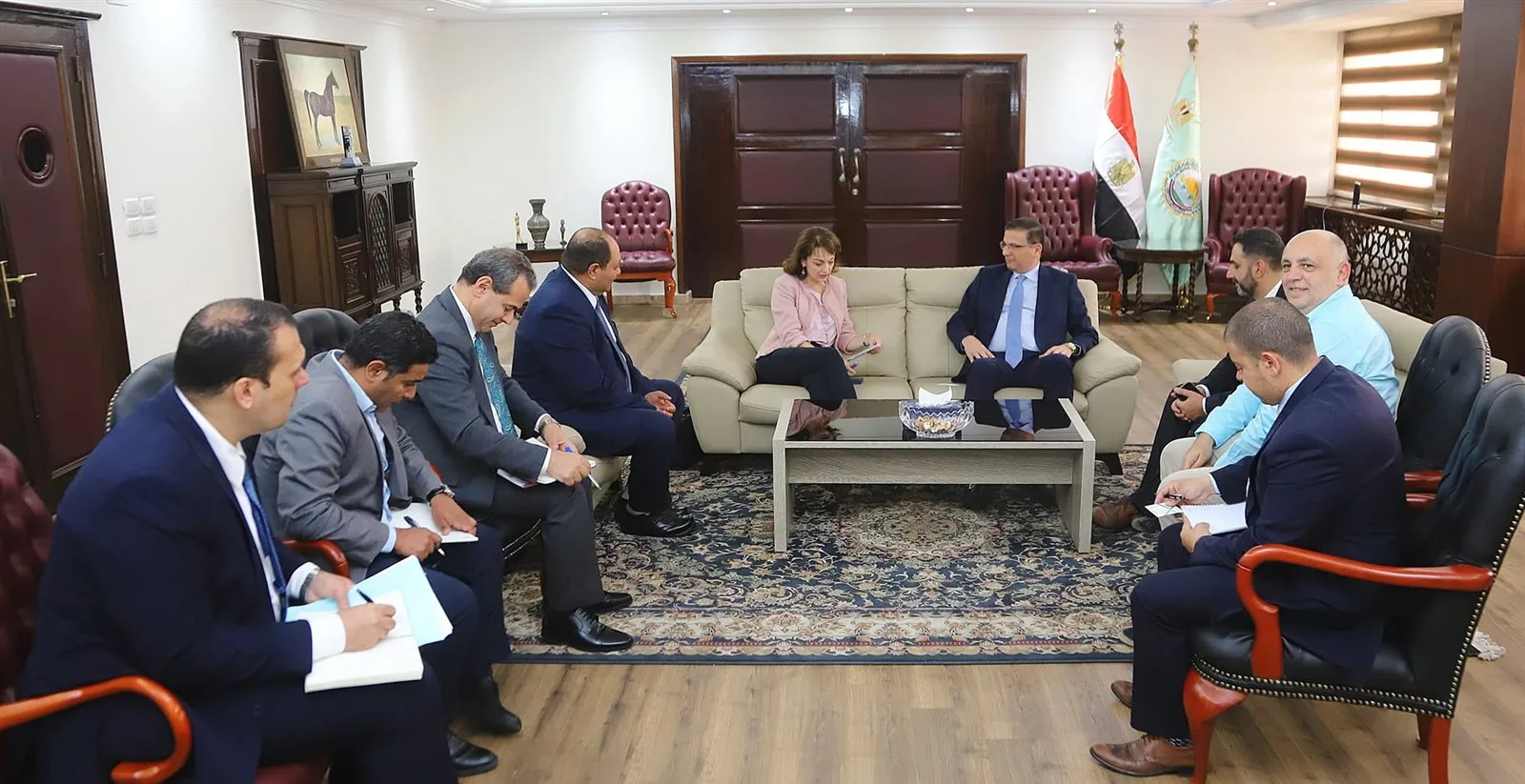 وزير الزراعة يلتقي السفيرة الرومانية في القاهرة لتعزيز التعاون في مجالات الزراعة والاستثمار بين الدولتين. وزير الزراعة يلتقي السفيرة الرومانية في القاهرة لتعزيز التعاون في مجالات الزراعة والاستثمار بين الدولتين.
