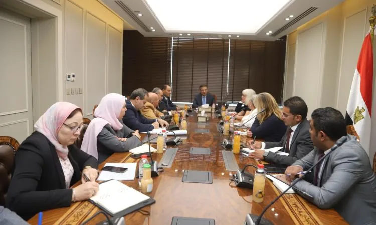 وزير الزراعة يناقش مع الوفد الإشرافي لإيفاد نتائج زيارة مشروع التكيف وزير الزراعة يناقش مع الوفد الإشرافي لإيفاد نتائج زيارة مشروع التكيف