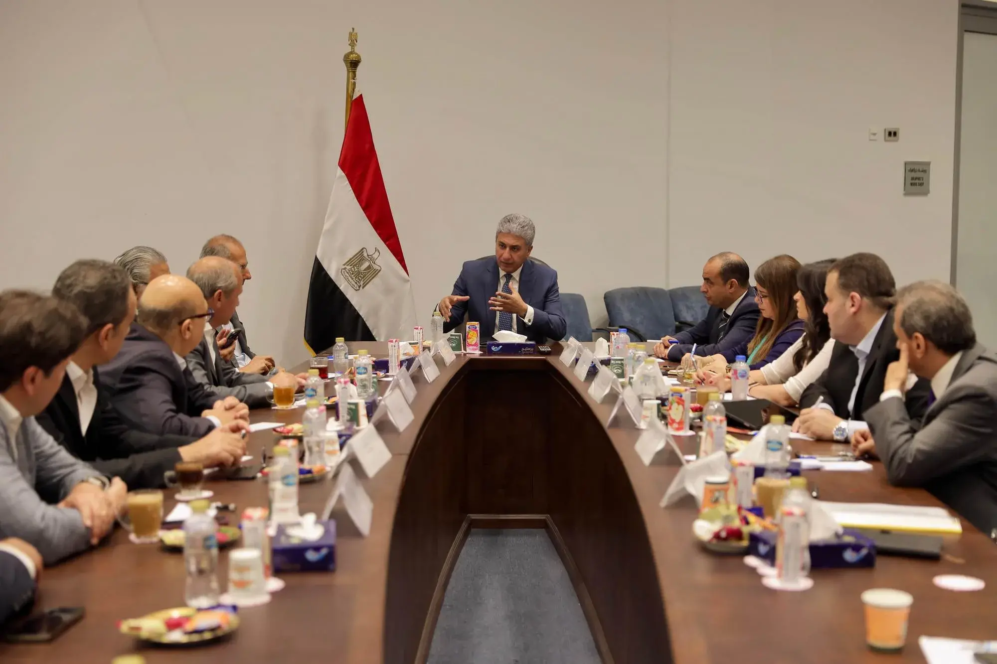 وزير السياحة والآثار يتابع تطوير منظومة التشغيل التجريبي للخدمات السياحية بمنطقة الأهرامات وزير السياحة والآثار يتابع تطوير منظومة التشغيل التجريبي للخدمات السياحية بمنطقة الأهرامات