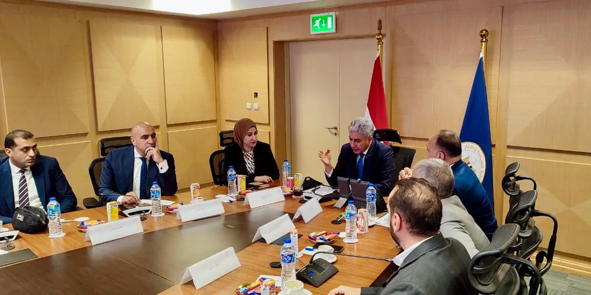 وزير السياحة يناقش تحسين نظام التأشيرات الاضطرارية في نقاط الدخول الجوية وزير السياحة يناقش تحسين نظام التأشيرات الاضطرارية في نقاط الدخول الجوية