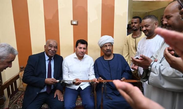 وزير الشباب والرياضة يلتقي مشايخ العبابدة بمدينة دراو بأسوان وزير الشباب والرياضة يلتقي مشايخ العبابدة بمدينة دراو بأسوان