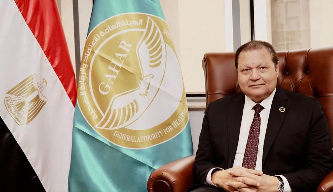 وزير الصحة يبارك لرئيس هيئة الاعتماد والرقابة لفوزه بجائزة الطبيب العربي لعام 2025.