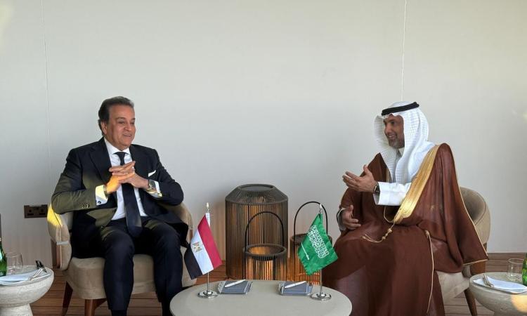 وزير الصحة يبحث مع نظيره السعودي إجراءات تيسير عمل البعثة الطبية لموسم الحج وزير الصحة يبحث مع نظيره السعودي إجراءات تيسير عمل البعثة الطبية لموسم الحج