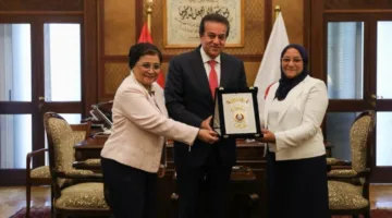 وزير الصحة يكرم الدكتورة “تغريد معروف” مديرة قسم النساء والتوليد في مستشفى المنيرة