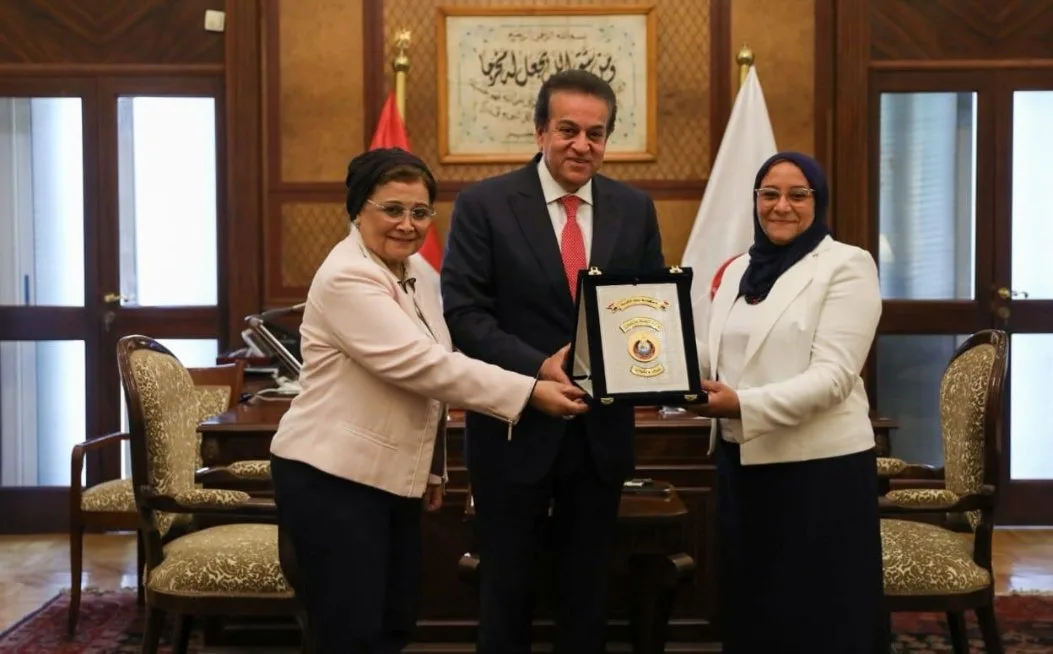 وزير الصحة يكرم الدكتورة “تغريد معروف” مديرة قسم النساء والتوليد في مستشفى المنيرة وزير الصحة يكرم الدكتورة “تغريد معروف” مديرة قسم النساء والتوليد في مستشفى المنيرة
