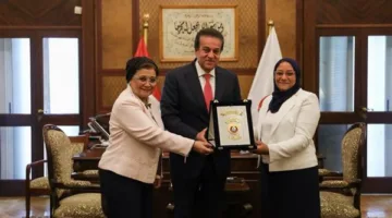 وزير الصحة يكرم الدكتورة تغريد معروف، رئيسة قسم النساء والتوليد في مستشفى المنيرة، بعد إنقاذها لحياة طفلة