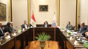 وزير الصحة يناقش مع شركة “سترايكر” تعزيز الشراكة في مجالات الذكاء الاصطناعي والجراحة الروبوتية