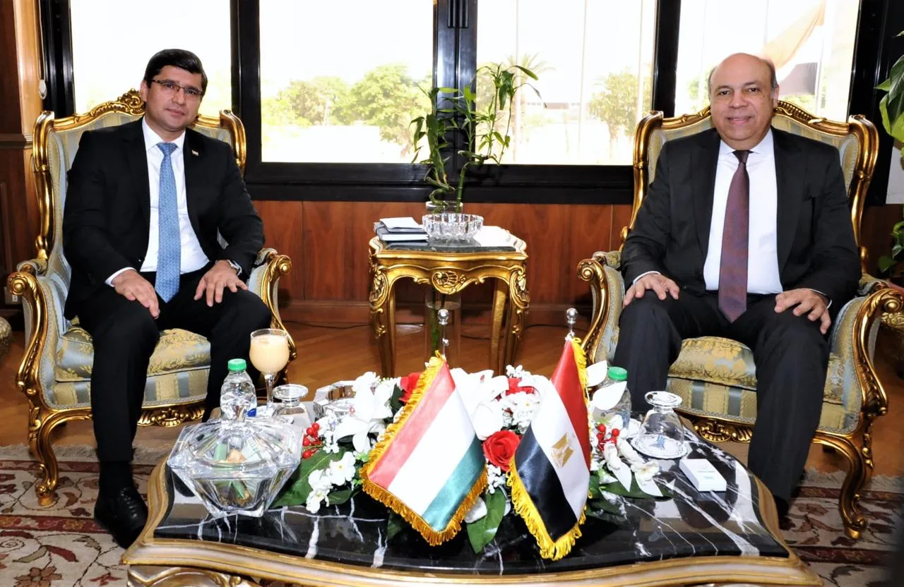 وزير الطيران يبحث مع سفير طاجيكستان فرص التوسع في الربط الجوي بين البلدين وزير الطيران يبحث مع سفير طاجيكستان فرص التوسع في الربط الجوي بين البلدين